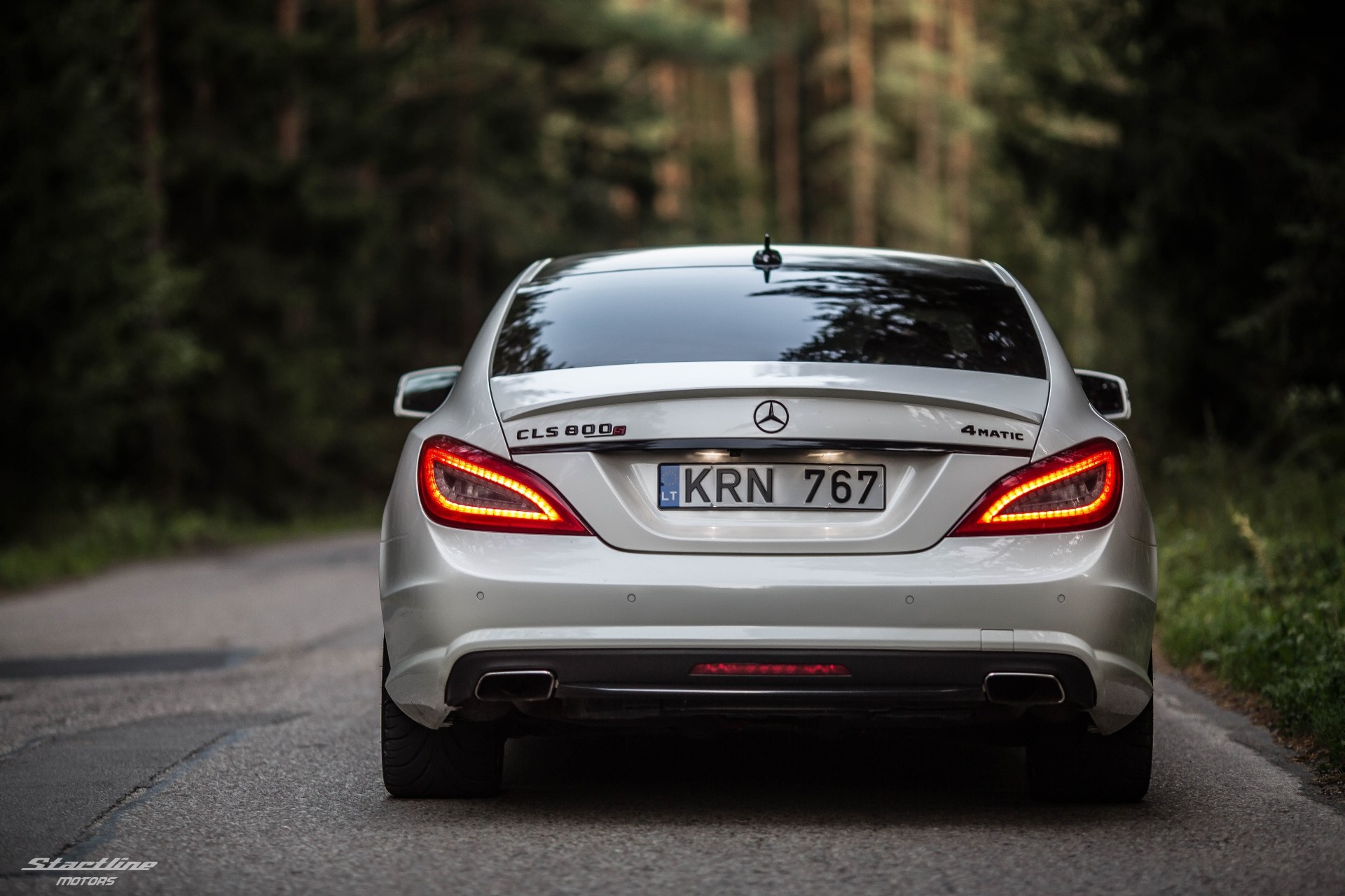 Baltas Mercedes-Benz CLS 550 projekto automobilis iš galo