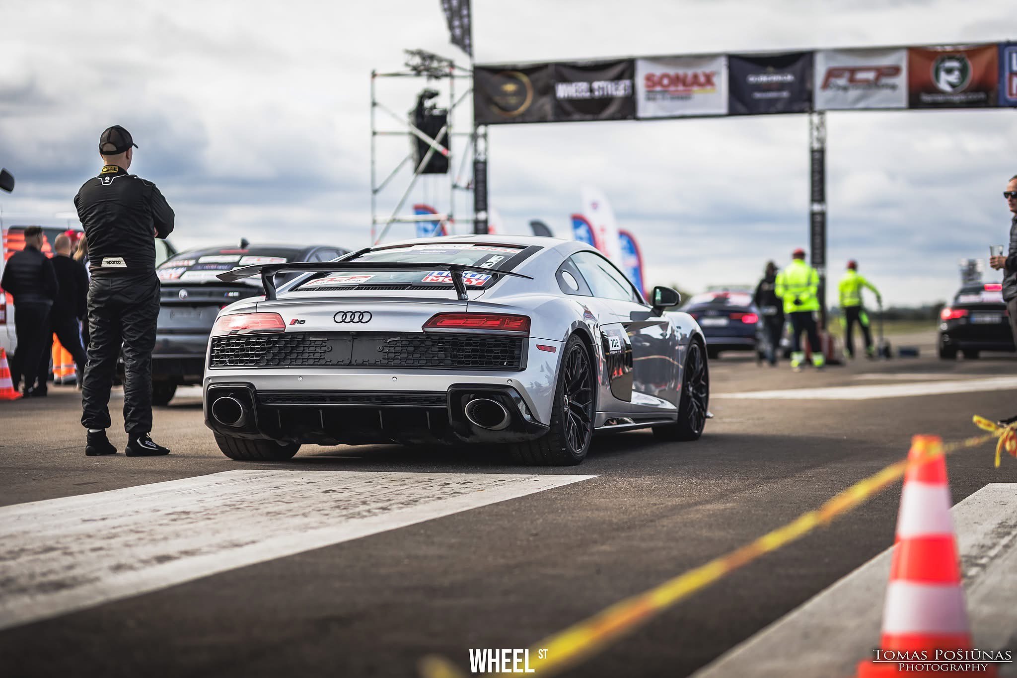 Sidabrinis Audi R8 drago starto zonoje